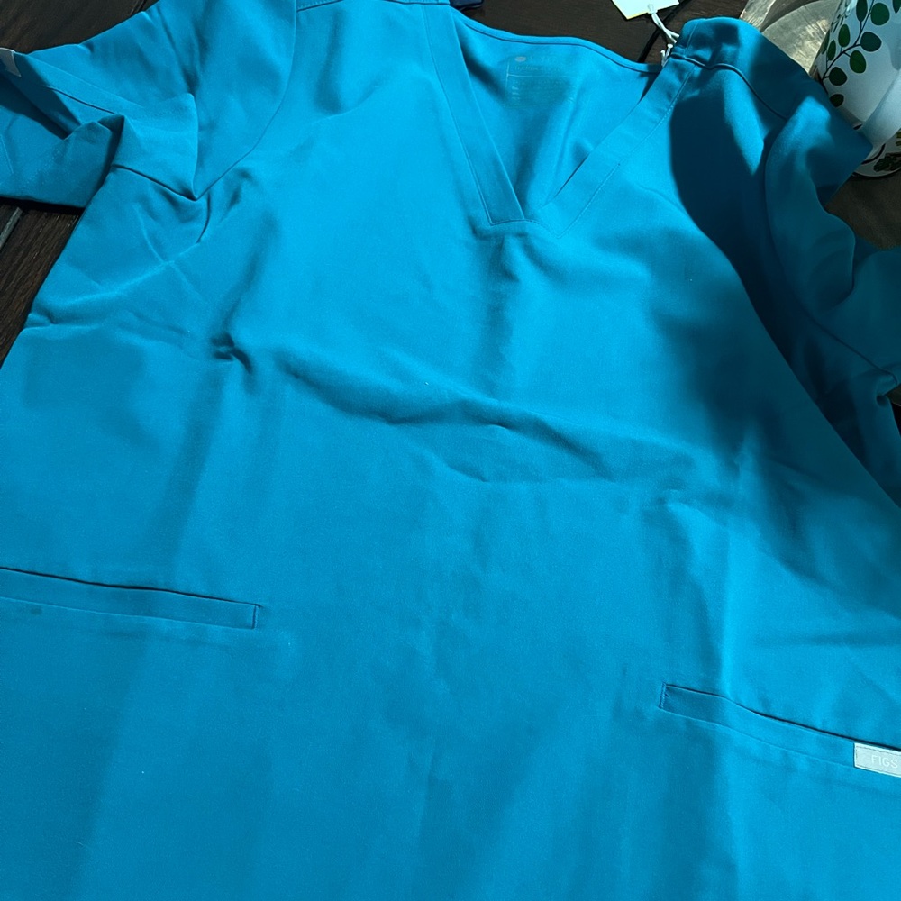 Large figs Caribbean blue top